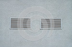Metallic blinds for ventilation in concrete wall