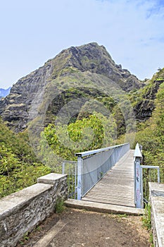 Metallic bridge crossing a river