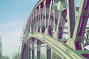 Metallic bridge structure