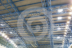 Metallic roof structure