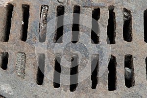 Metallic textures on sewer manhole