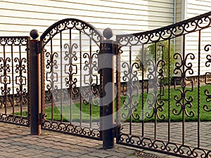 Metallic wrought gate