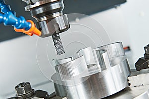 Metalworking cutting process by milling cutter