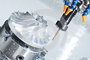 Metalworking cutting process by milling cutter photo