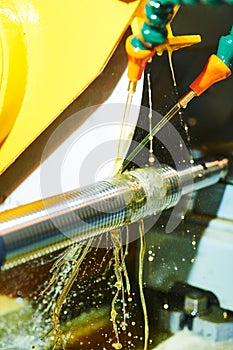 Thread cutting on polishing machine with oil lubrication photo