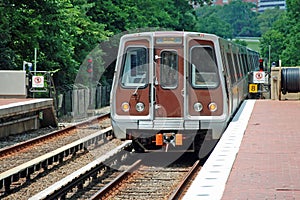 Metro unit leaves station