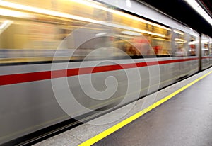 Carro correre velocemente metropolitana 