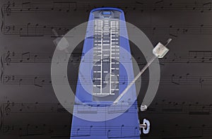 Metrónomo, un dispositivo que producen un tempo en pulsaciones por minuto para el desempeño de las composiciones musicales.