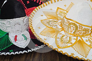 Mexičan klobouky na dřevěný stůl. klobouky 