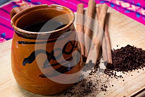 Mexicano café  canela sobre el madera 