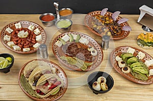 Mexicano comida servimos en platos sobre el de madera mesa 