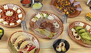 Mexicano comida servimos en platos sobre el de madera mesa 