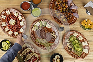 Mexicano comida servimos en platos sobre el de madera mesa 