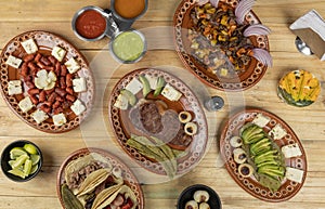 Mexicano comida servimos en platos sobre el de madera mesa 