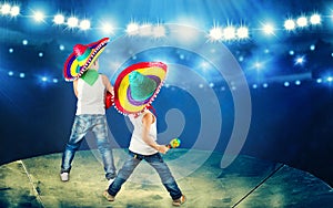 Mexičan oslava. dvě bratři v sombrera provést na fáze zpívat 