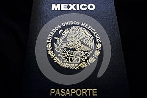 Mexicano pasaporte en negro 