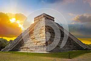 Mexico, Chichen ItzÃ¡, YucatÃ¡n. Mayan pyramid of Kukulcan El Castillo