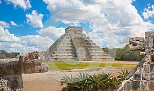 Mexico, Chichen ItzÃ¡, YucatÃ¡n. Mayan pyramid of Kukulcan El Castillo