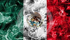 México fumar bandera sobre el negro 