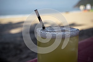 Hecho fresco cal jugo servimos en vaso paja sobre el Playa 