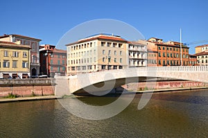 Ponte Attraverso un fiume 