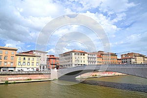 Ponte Attraverso un fiume 