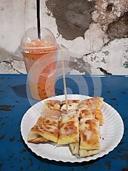 Michelin eatery in Chiang Mai Thailand, Rotee Pa Day sells excellent crispy roti , banana, egg and cheese together with Thai tea!