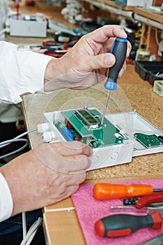 Microchip assembling manufacture photo