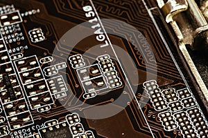 Microcircuit with tracks on the printed circuit board