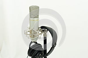 Microphone and headset