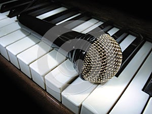 Microphone on piano keys