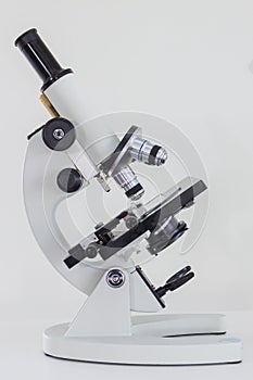 Microscope with high magnification lens with black plate