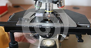 Microscope with nosepiece