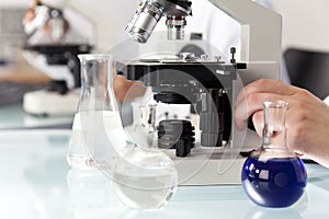 Mikroskop v vědecký výzkum laboratoř 