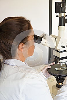 Microscopio observación en laboratorio 