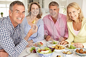 Medio edad vapores feliz comida sobre el 