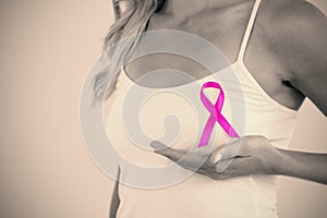 Střední část ženy podporující prsa rakovina povědomí 