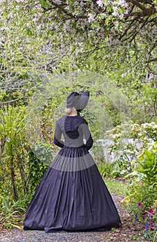Viktoriánský žena v létě zahrada 