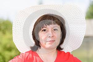 A middle-aged brunette white hat