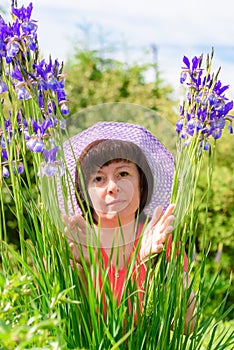 A middle-aged brunette white hat