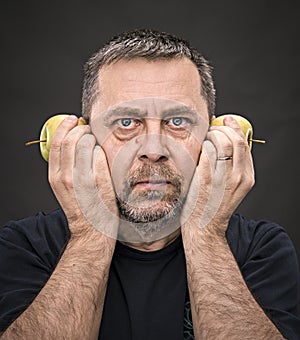Middle-aged man with a green apples