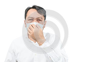 middle-aged man wearing a white shirt, wearing a mask and covering his nose