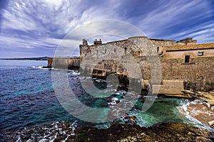 Střední starý maniaci hrad na pobřeží v ostrov z na Sicílie 