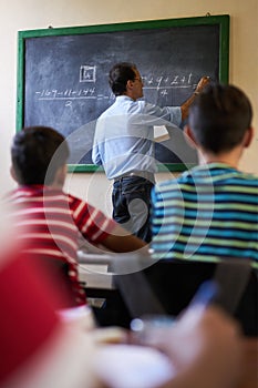 Stredná starý učiteľ na tabule dať trieda z matematika 
