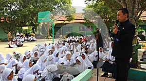 Middle school / junior high school students compactly