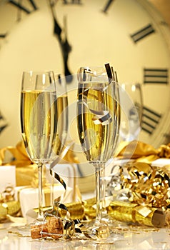 Bicchieri di Champagne pronta a portare il Nuovo Anno.