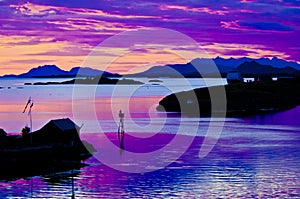 Letný slnovrat noc v nórsko farbistý nebo reflexné v more 