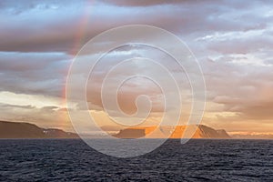 Pleno verano el sol a arcoíris islandia 