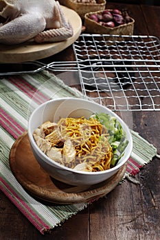 Mie Yamin atau Yamin noodles with chicken slices.