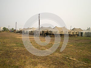 Militare campeggio una tenda 